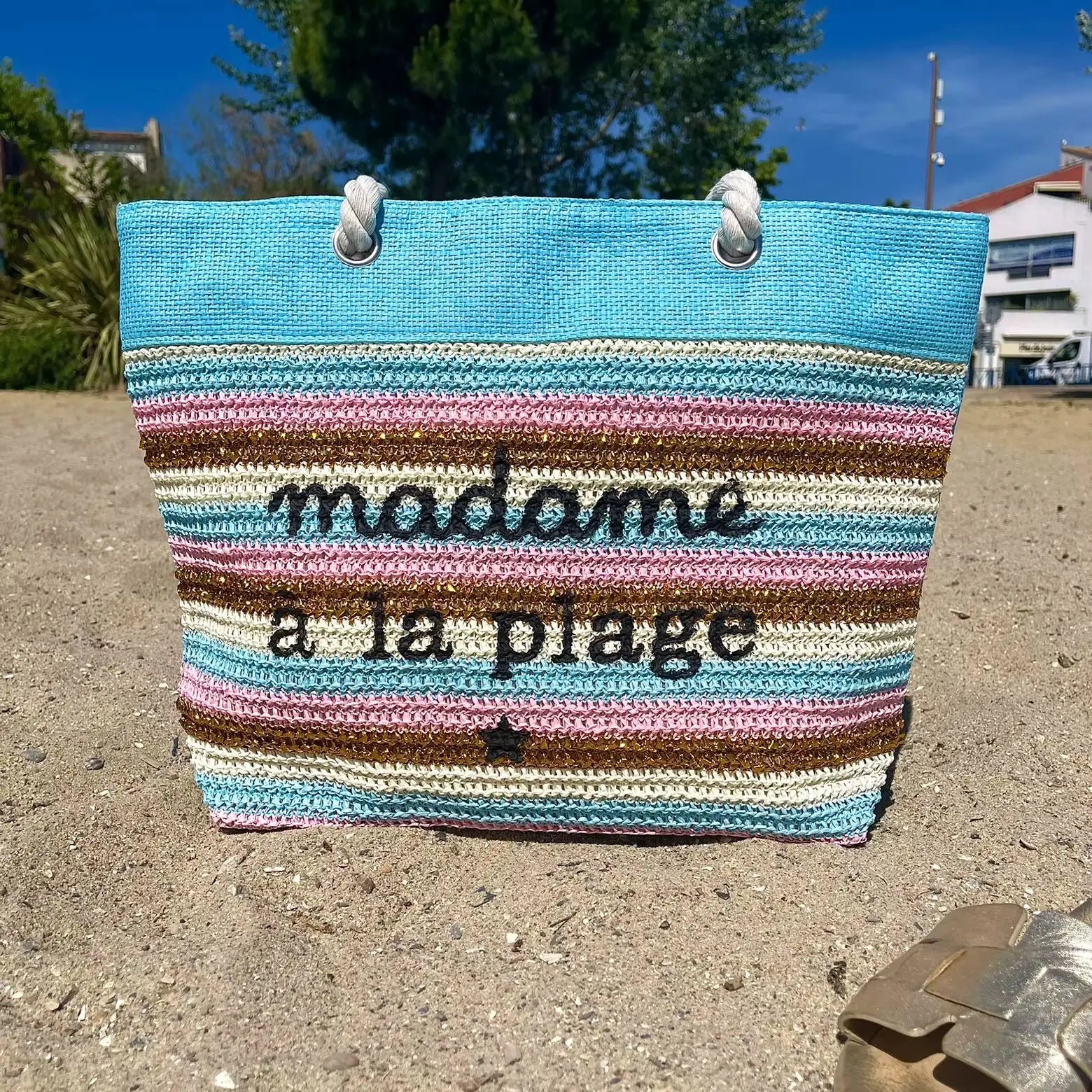 Borsa da Spiaggia "Madame à la Plage" — Grande Borsa Estiva Bohémien con Ricami e Frange Dorate ☀️